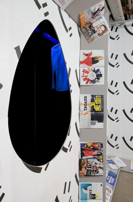 &amp;infin; Mirror-cut-out-false wall &amp;ndash; hidden Doi Doi merchandise &amp;infin;